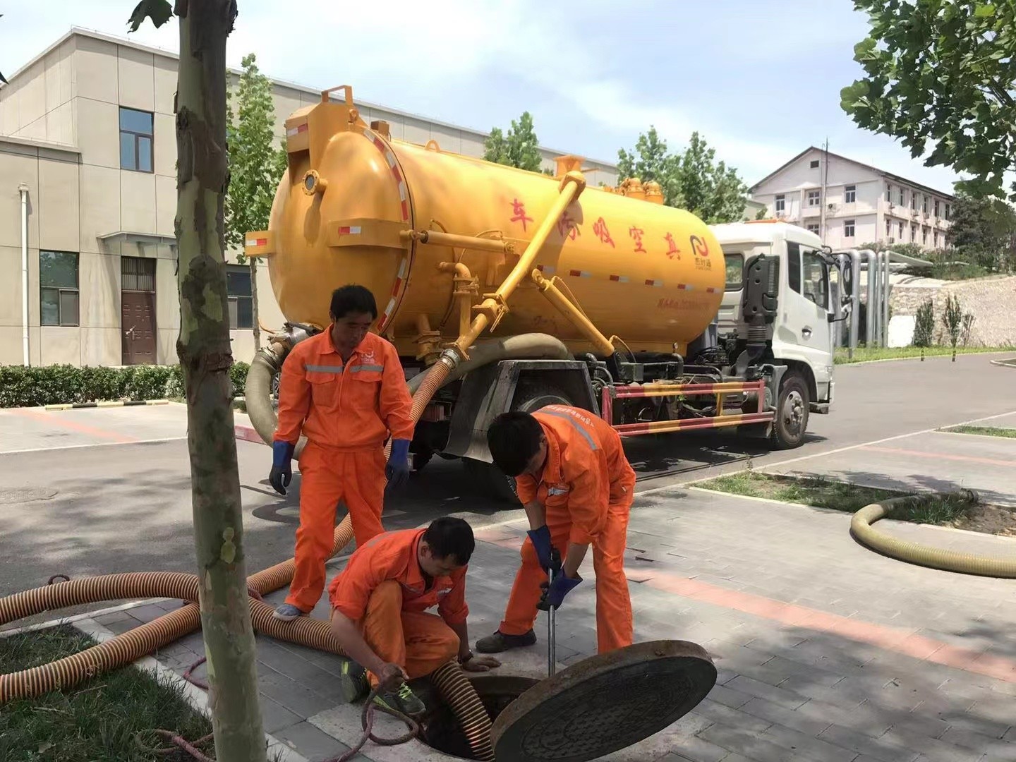 沙市管道疏通车停在窨井附近